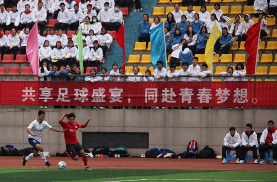 湖人迎来三连胜升至西区第四 距离第二仅差0.5个胜场NBA季中锦标赛半决赛，湖人以133-89狂胜鹈鹕，杀进决赛将对阵步行者。